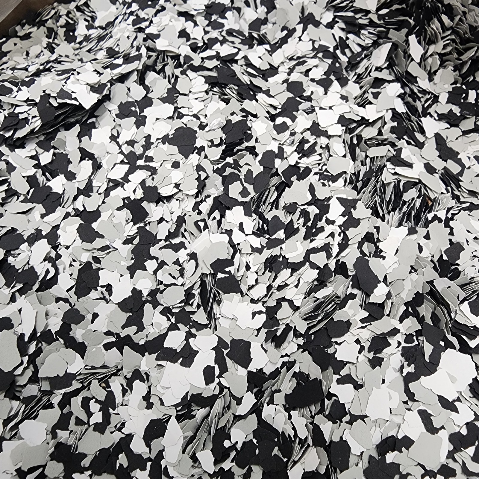 2Lb PREMIER GARAGE 1/4″ Color Chips, SMOKE – Epoxy Paint Flakes Garage Floor