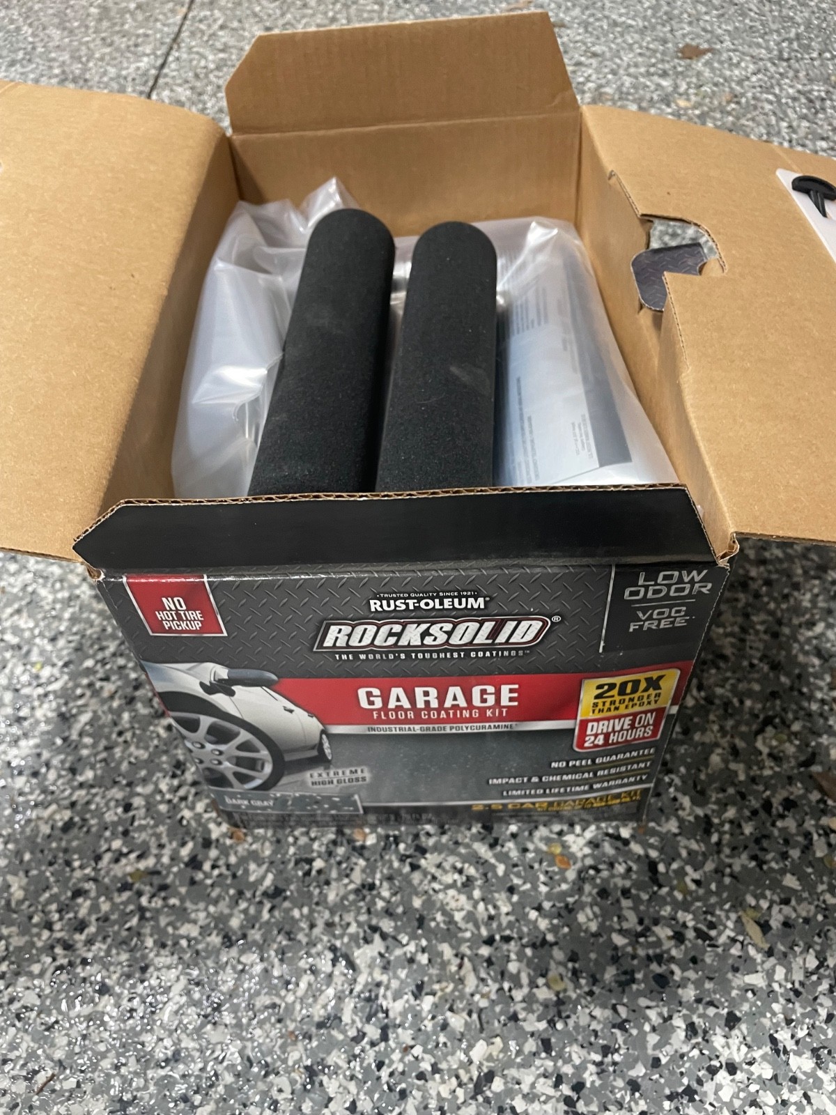 Rust-Oleum Dark Gray Polycuramine 2.5 Car Garage Floor Kit + 1 bag of color chip