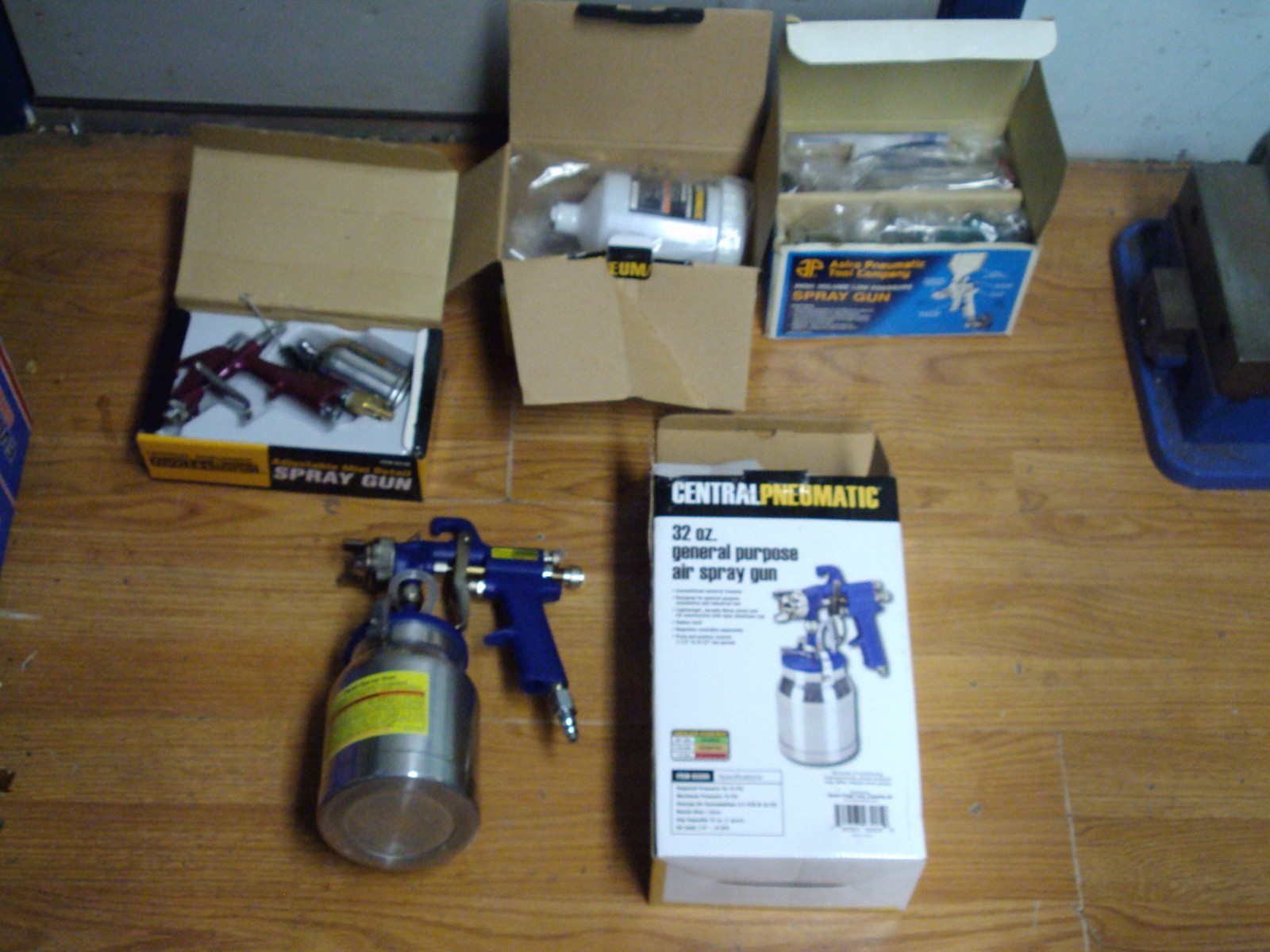 4 Central Pneumatic Astro Pneumatic. Professional Paint Spray Guns New In Box