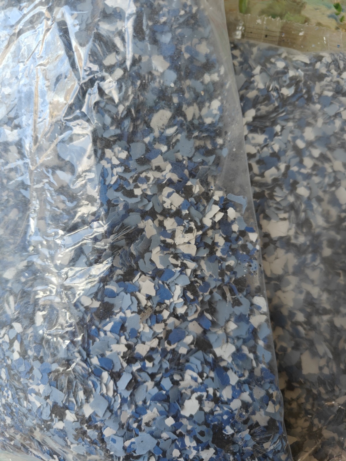 Rust-Oleum Color Epoxy Floor Flakes Chips Garage Floor Blue WH BK Bag From Kit